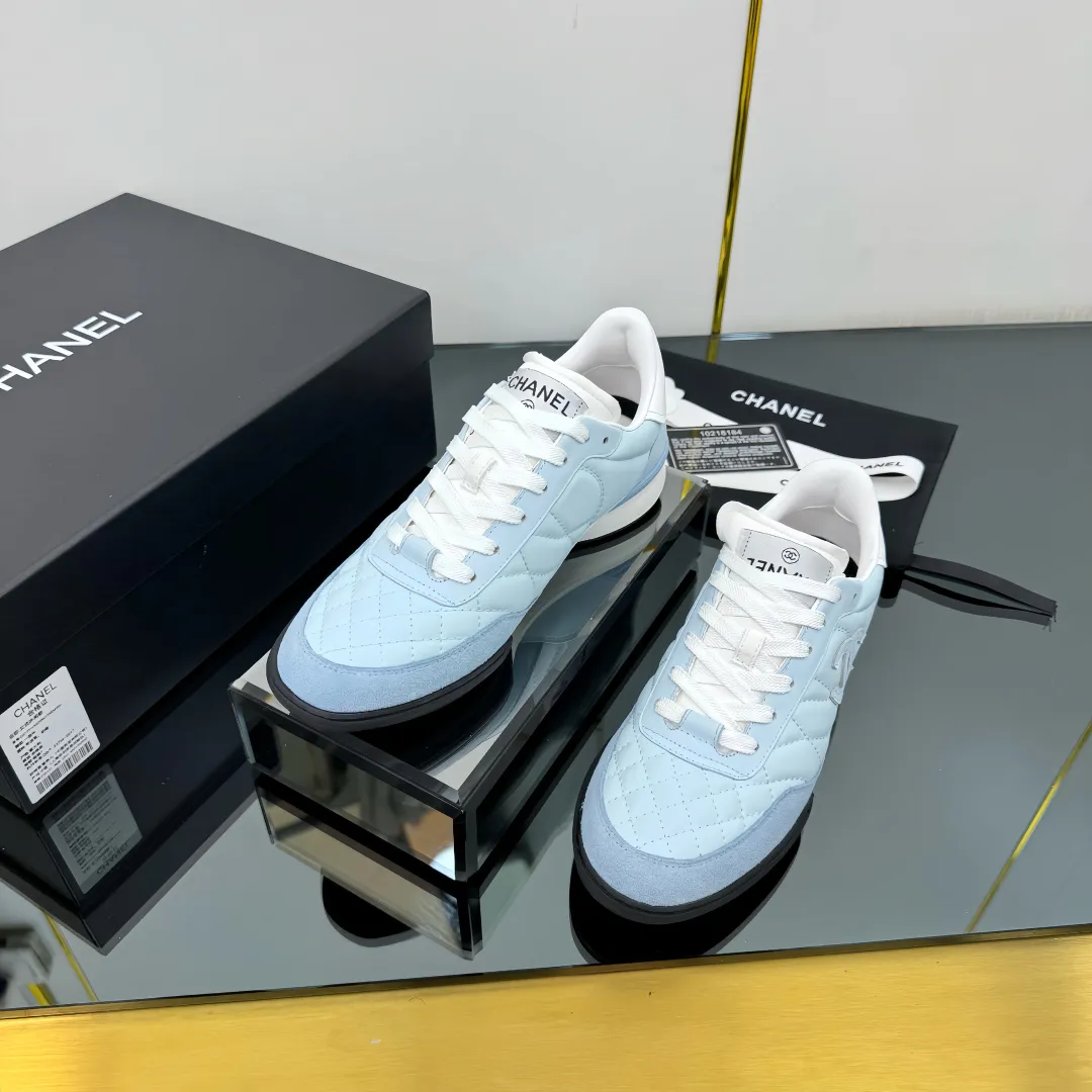 👟👟Ex-factory price 600👟👟 Top version Chanel Chanel - 2025 counter top casual sports shoes. This classic design; the upper is electro-embroidered with a variety of techniques; the outsole is fashionable and sporty; it is extraordinary and incorporates a variety of color matching elements... The diversified mix and match is very beautiful and versatile, and can be used for leisure, fashion, sports and outdoor... ꫛꫀꪝ Go➫ Material: ❶Upper is made of: original imported mercerized velvet + double-layer breathable mesh ❷Inside is made of: original imported breathable mesh ❸Outsole is based on: original TPU combination outsole Counter boutique packaging complete set for women 35–41 👉